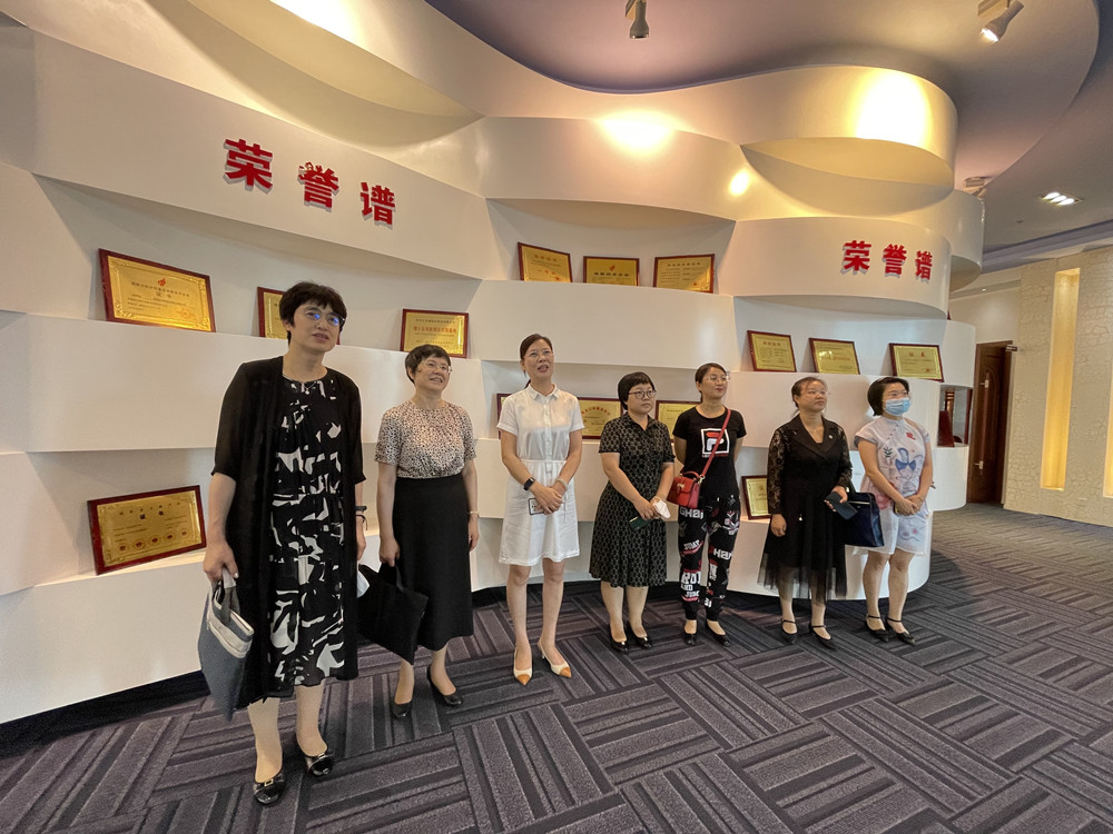 黑龍江省總工會(huì)女職工工作調(diào)研組走訪(fǎng)友搏藥業(yè)